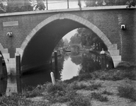 83687 Gezicht op de Vollersbrug over de Oudegracht te Utrecht, uit het zuiden.